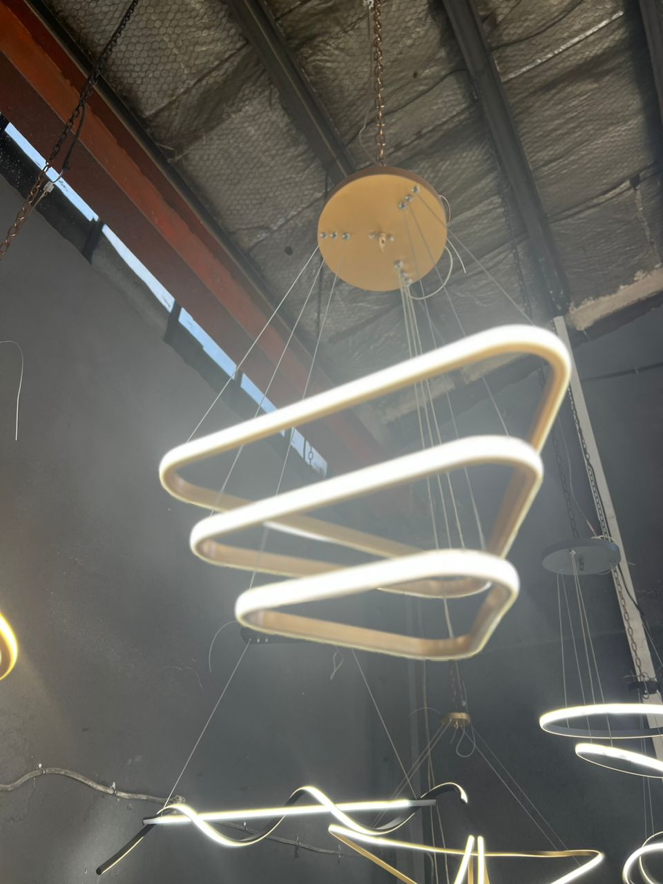 لوستر حامد در لاله زار لوستر حامد در لاله زار