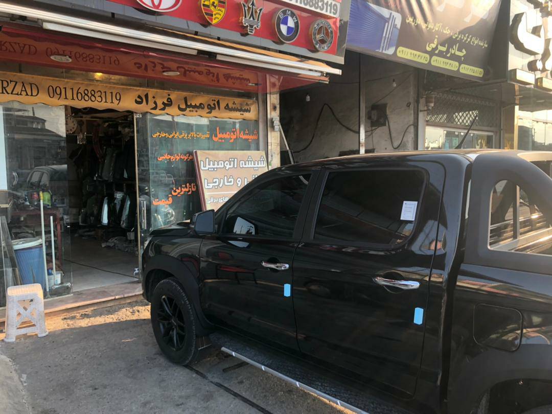 شیشه اتومبیل فرزاد شمس در چالوس