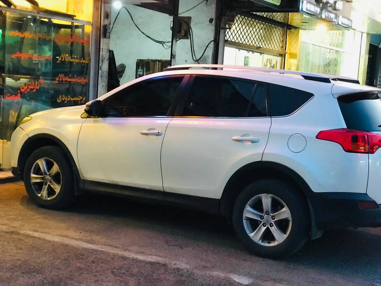 شیشه اتومبیل فرزاد شمس در چالوس