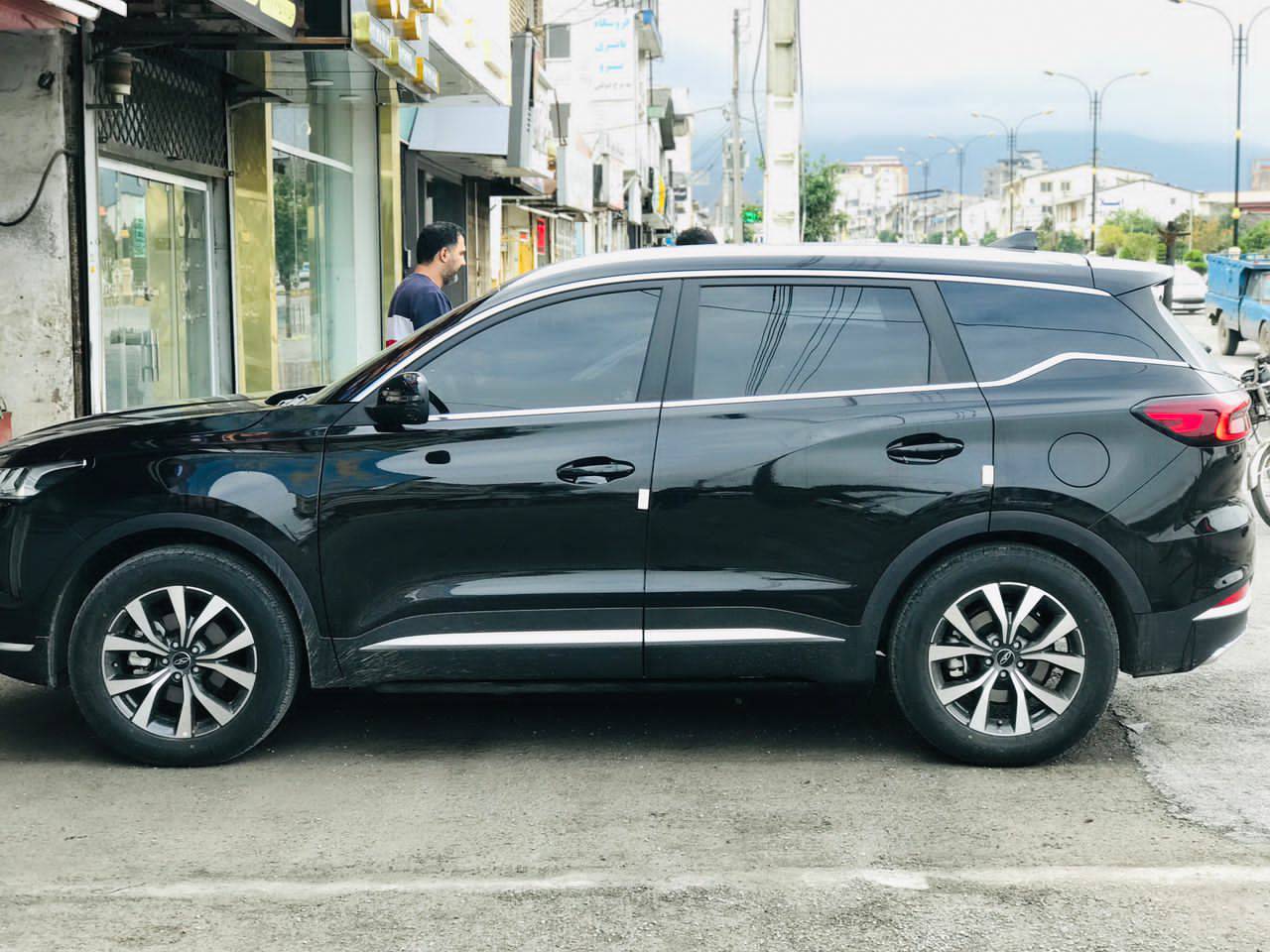 شیشه اتومبیل فرزاد شمس در چالوس