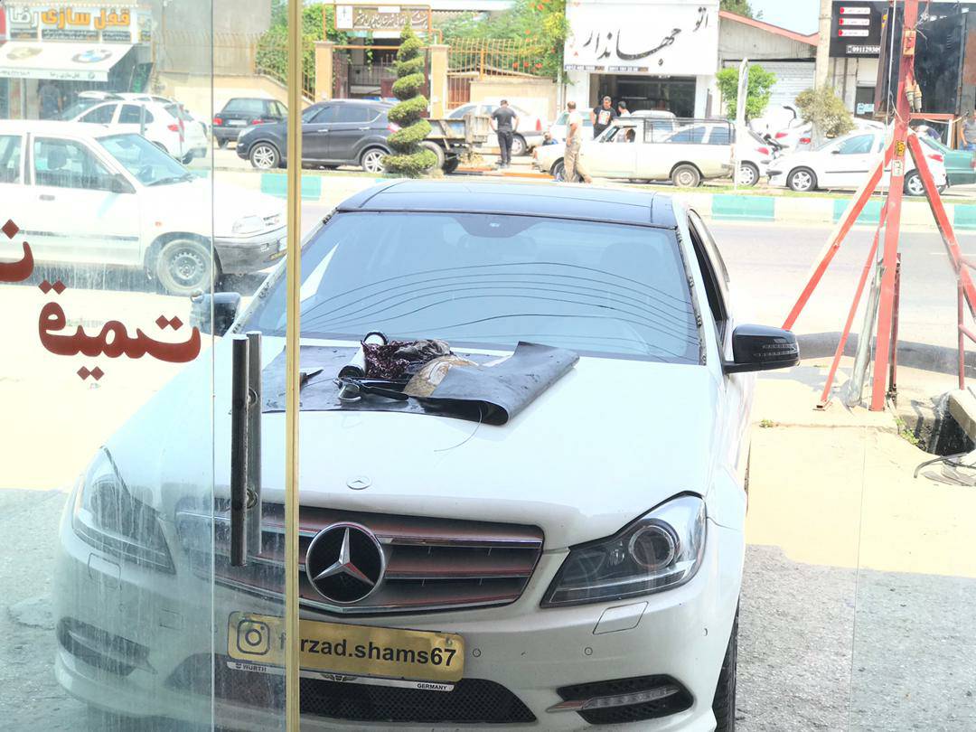 شیشه اتومبیل فرزاد شمس در چالوس
