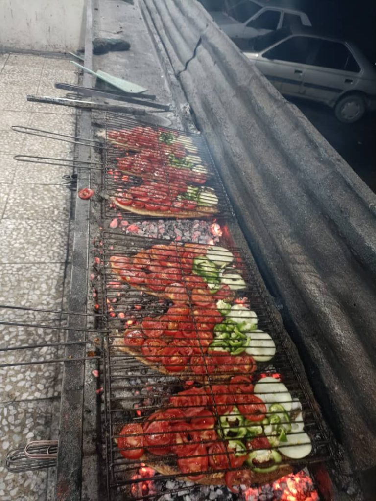 کباب ماهی ناوباخ در دور دریاچه زریوار مریوان کباب ماهی ناوباخ در دور دریاچه زریوار مریوان