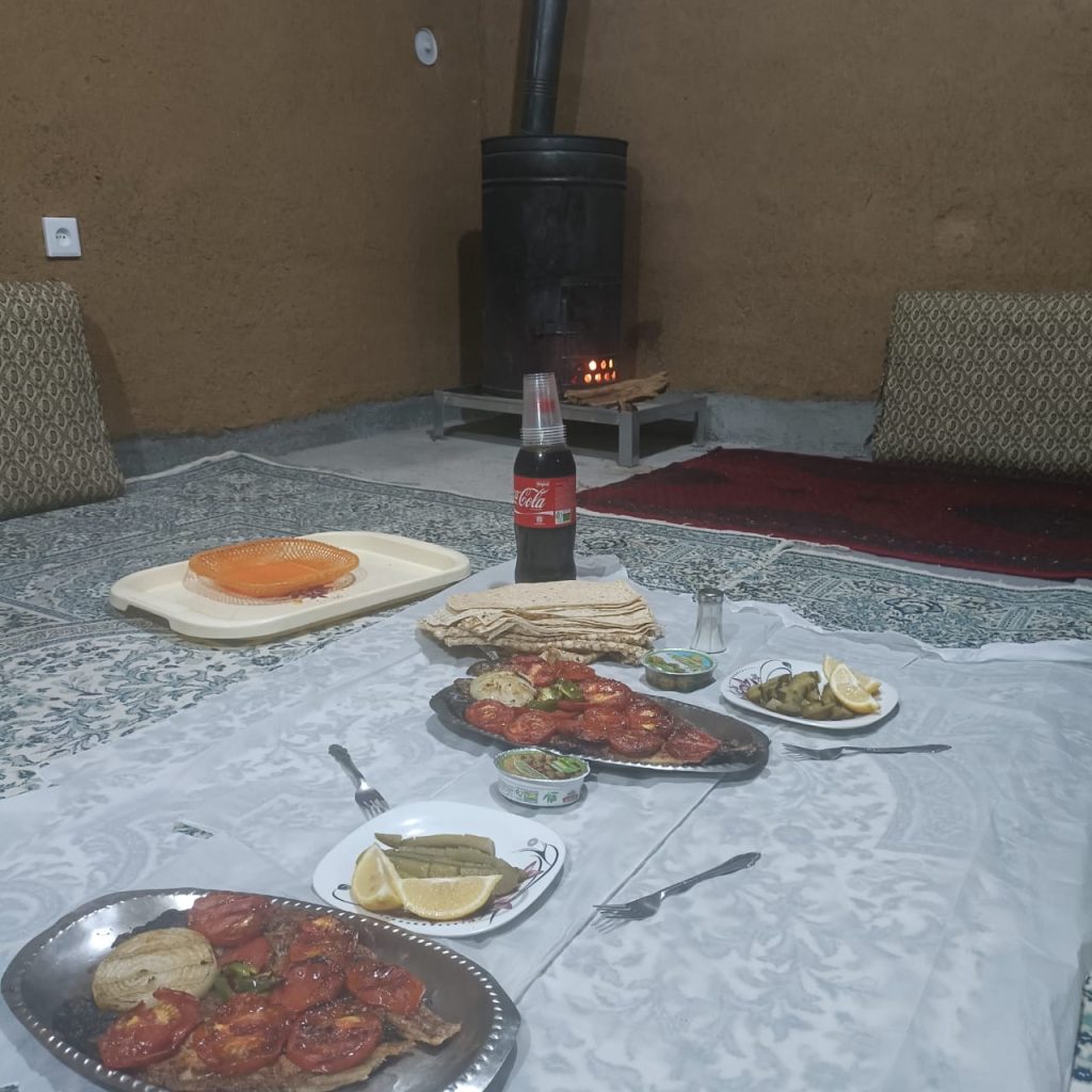 کباب ماهی ناوباخ در دور دریاچه زریوار مریوان کباب ماهی ناوباخ در دور دریاچه زریوار مریوان