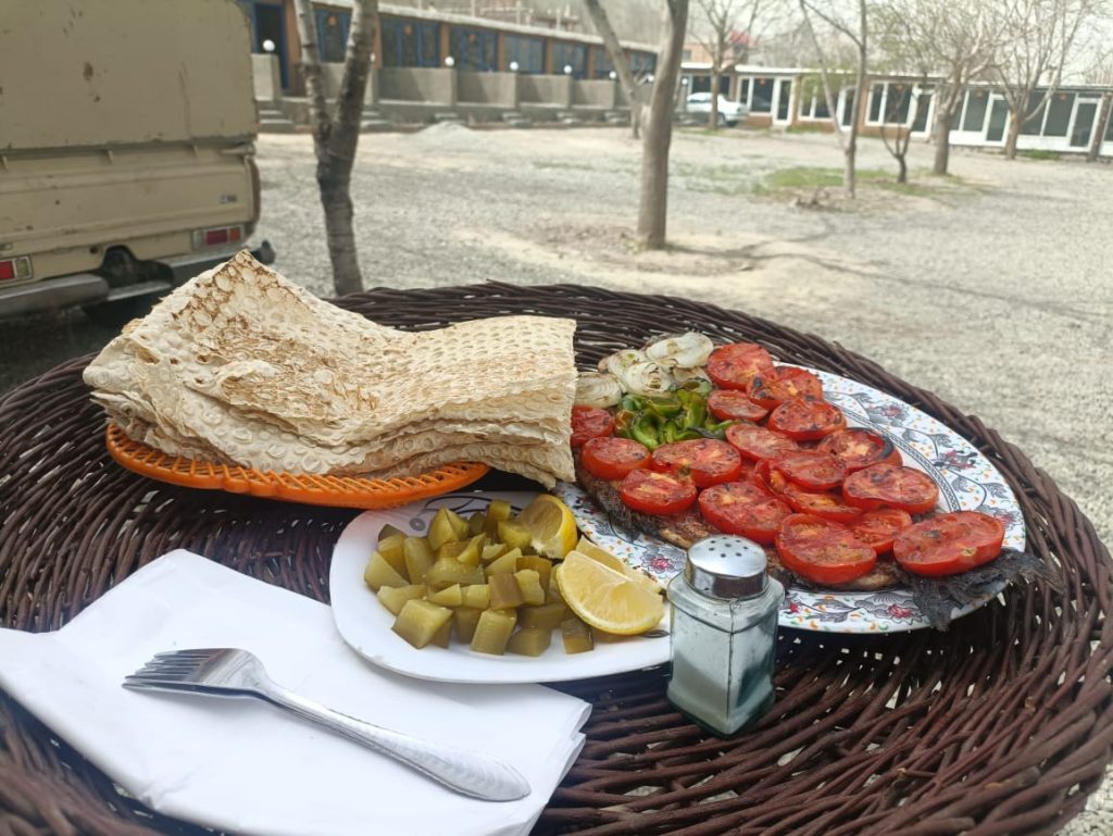 کباب ماهی ناوباخ در دور دریاچه زریوار مریوان کباب ماهی ناوباخ در دور دریاچه زریوار مریوان