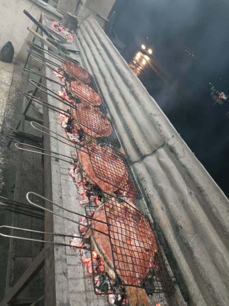 کباب ماهی ناوباخ در دور دریاچه زریوار مریوان کباب ماهی ناوباخ در دور دریاچه زریوار مریوان