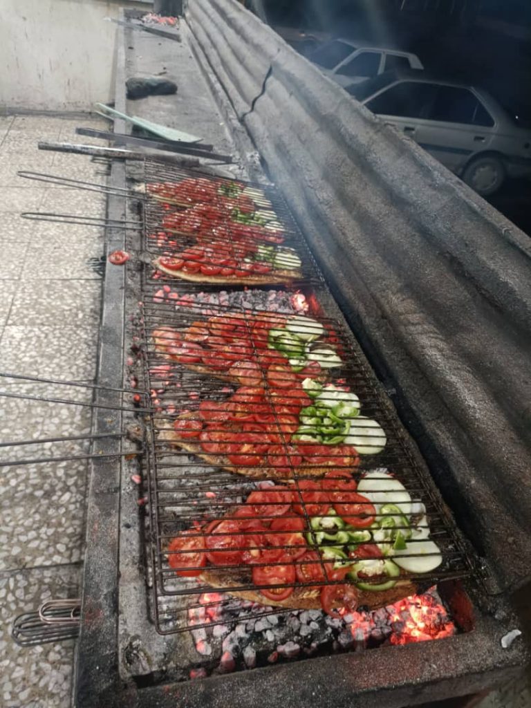 کباب ماهی ناوباخ در دور دریاچه زریوار مریوان کباب ماهی ناوباخ در دور دریاچه زریوار مریوان